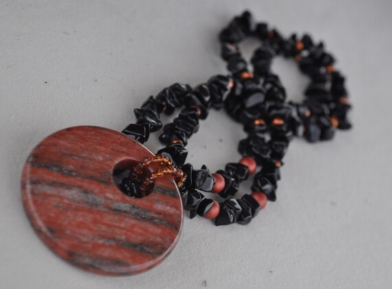 Pendant necklace in rust and black
