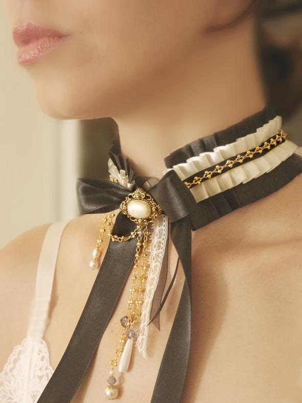 GÉRALDINE  ruffled collar
