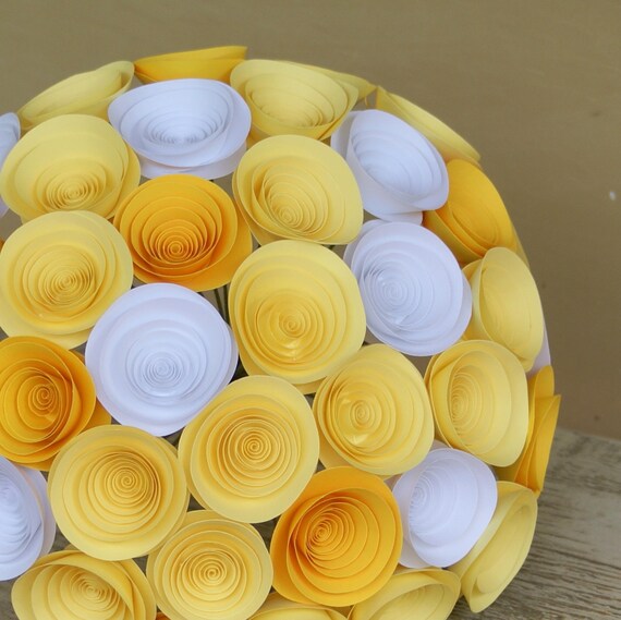 Желтый букет невесты с бумажными цветами в лимонный желтый, золотой желтый и белый