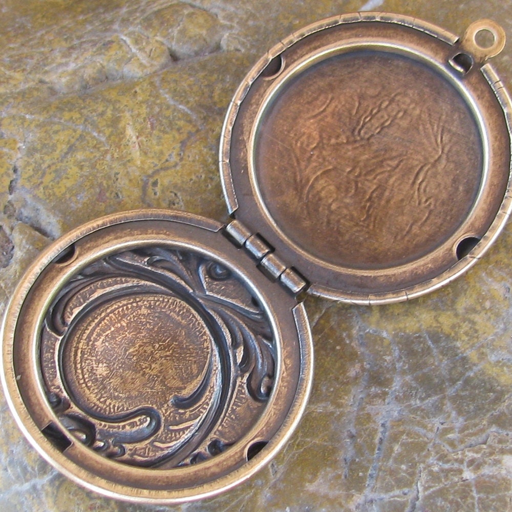 Locket Pendant  Antiqued Brass Color Twilight Renesmee Cullen locket - 1 Piece -  989