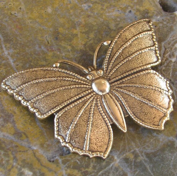 Sale - 1 New Antiqued Gold Brass Butterfly Metal Stampings Jewelry Finding Embellishment CO038