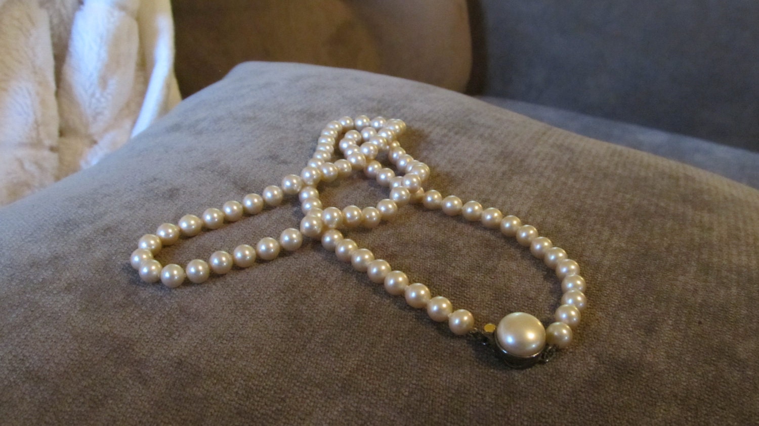 Pearl Necklace 12"  Lovely Vintage Beautifly Aged Faux Strand
