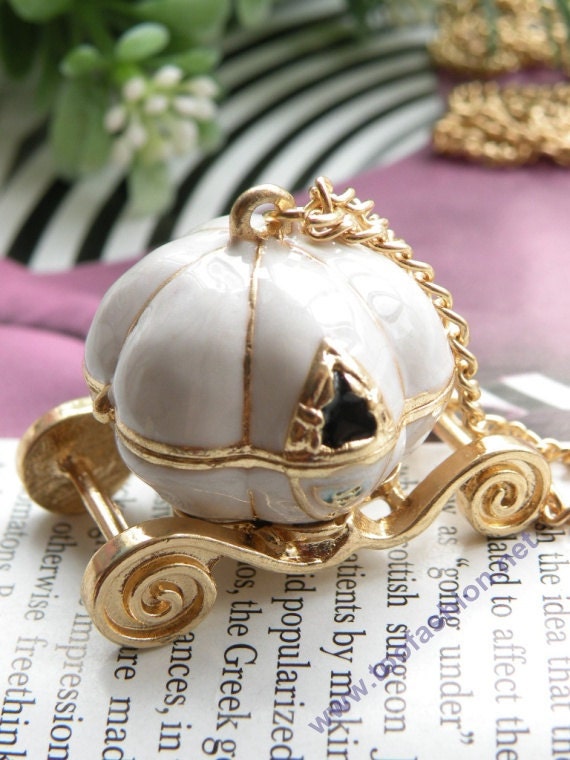 Pretty retro gold stereoscopic withe glaze can open Pumpkin car Carriage pendant necklace vintage style