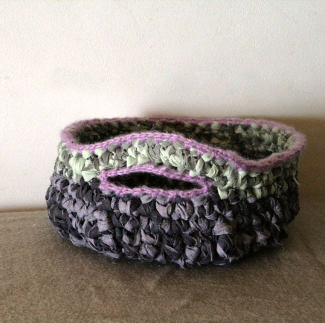 Rag crochet bowl OOAK in grey and purple with one decorative handle