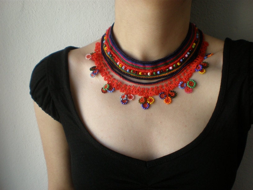 Emilia Fosbergii  ... Beaded Crochet Necklace - Bright Red - Colorful Flowers