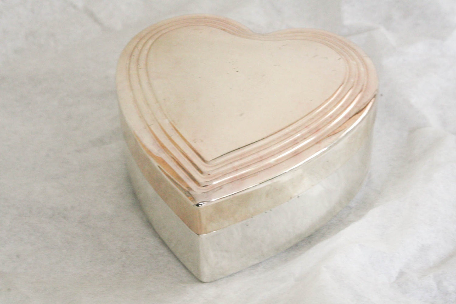 Heart Shaped Box metal white gold silver vintage pot keepsake trinket jar 