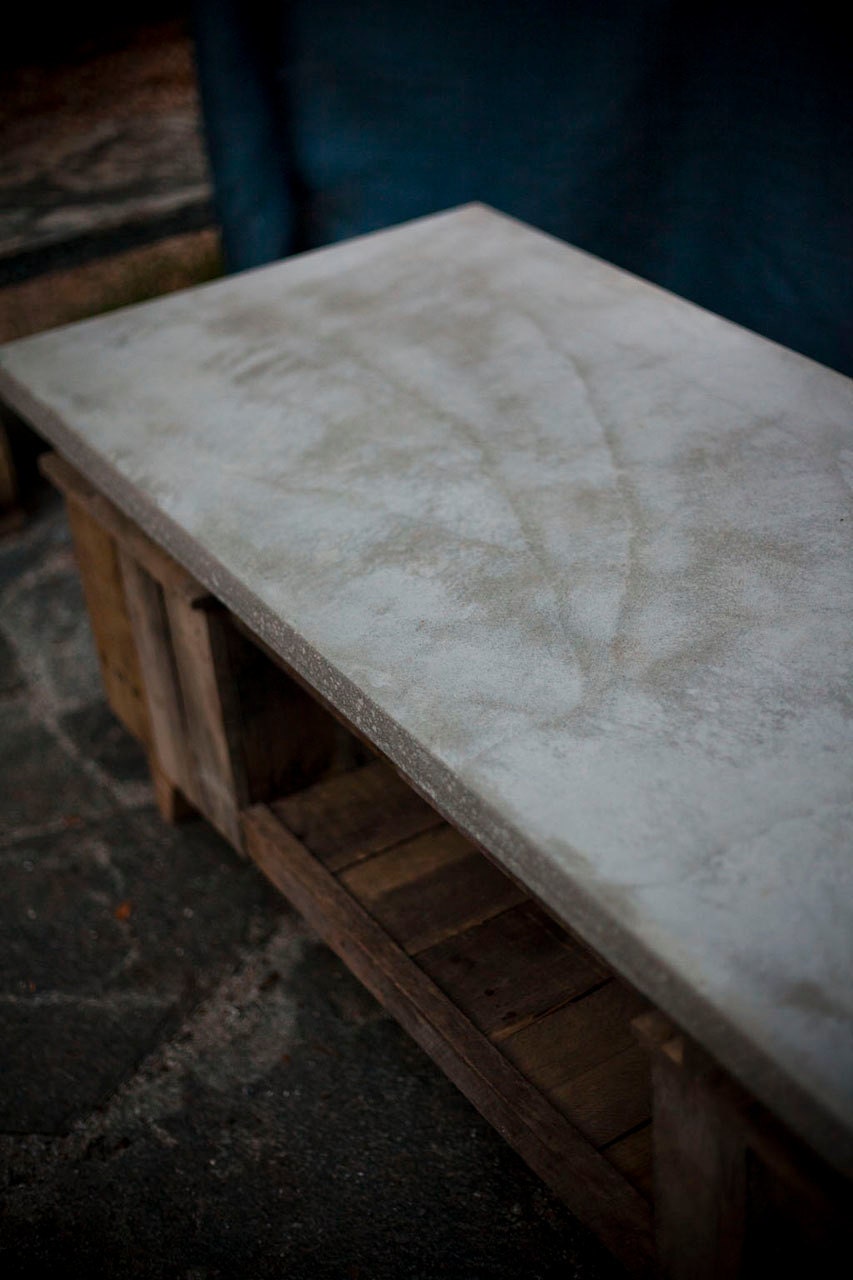 Hormigón, acero, y la mesa de roble del café