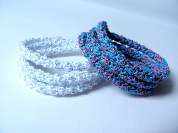 Crochet bracelet made of white cotton and silver metal wire
