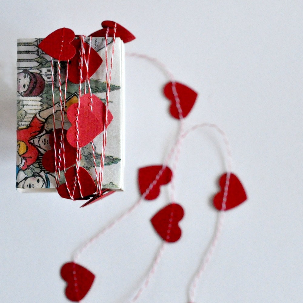 Tiny Paper Garland in a Box Hearts Red