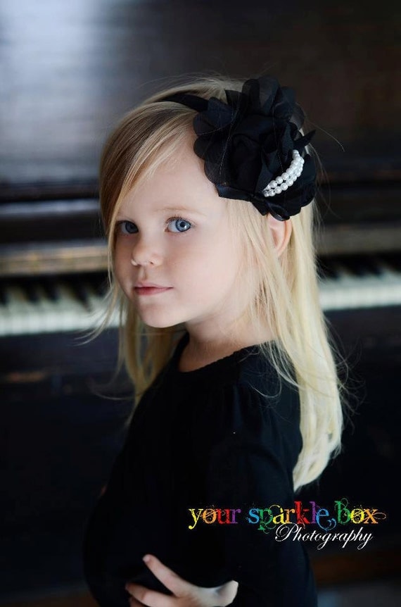 Черный Цветок Повязка - Черный шифон роз с рядами жемчуга Stretchy Черный головная повязка или зажим для волос - Одри - Vintage Вдохновленный