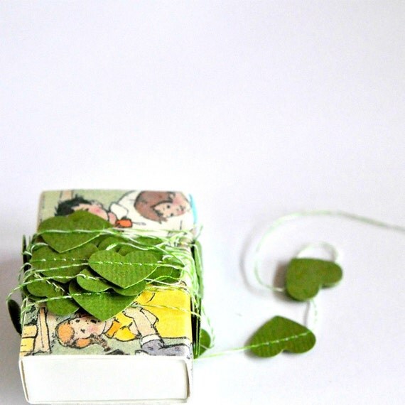 Tiny Paper Garland in a Box Hearts Green