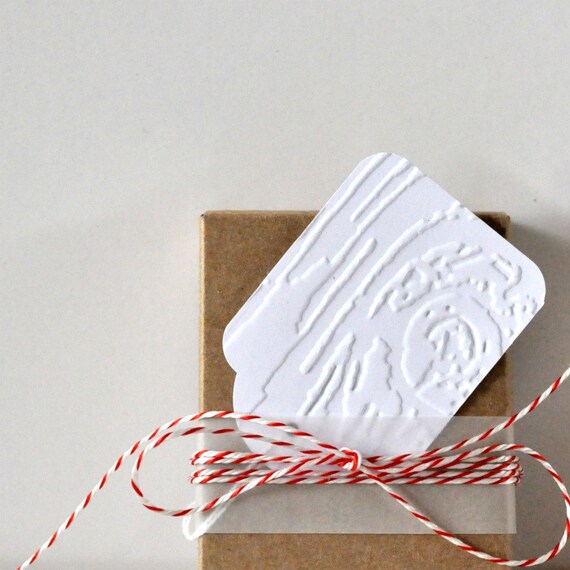 10 Embossed Woodgrain Large Tags Threaded White