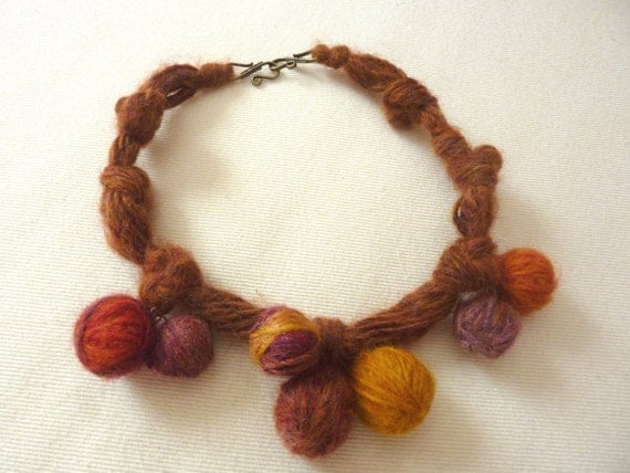 Handmade WOOL Necklace. Colores de Mi Tierra.
