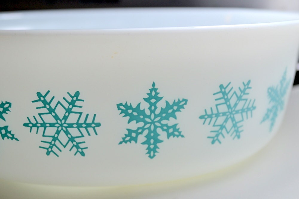 Vintage Pyrex Snowflake Turquoise Casserole Dish with Lid Turquoise Snowflakes on White