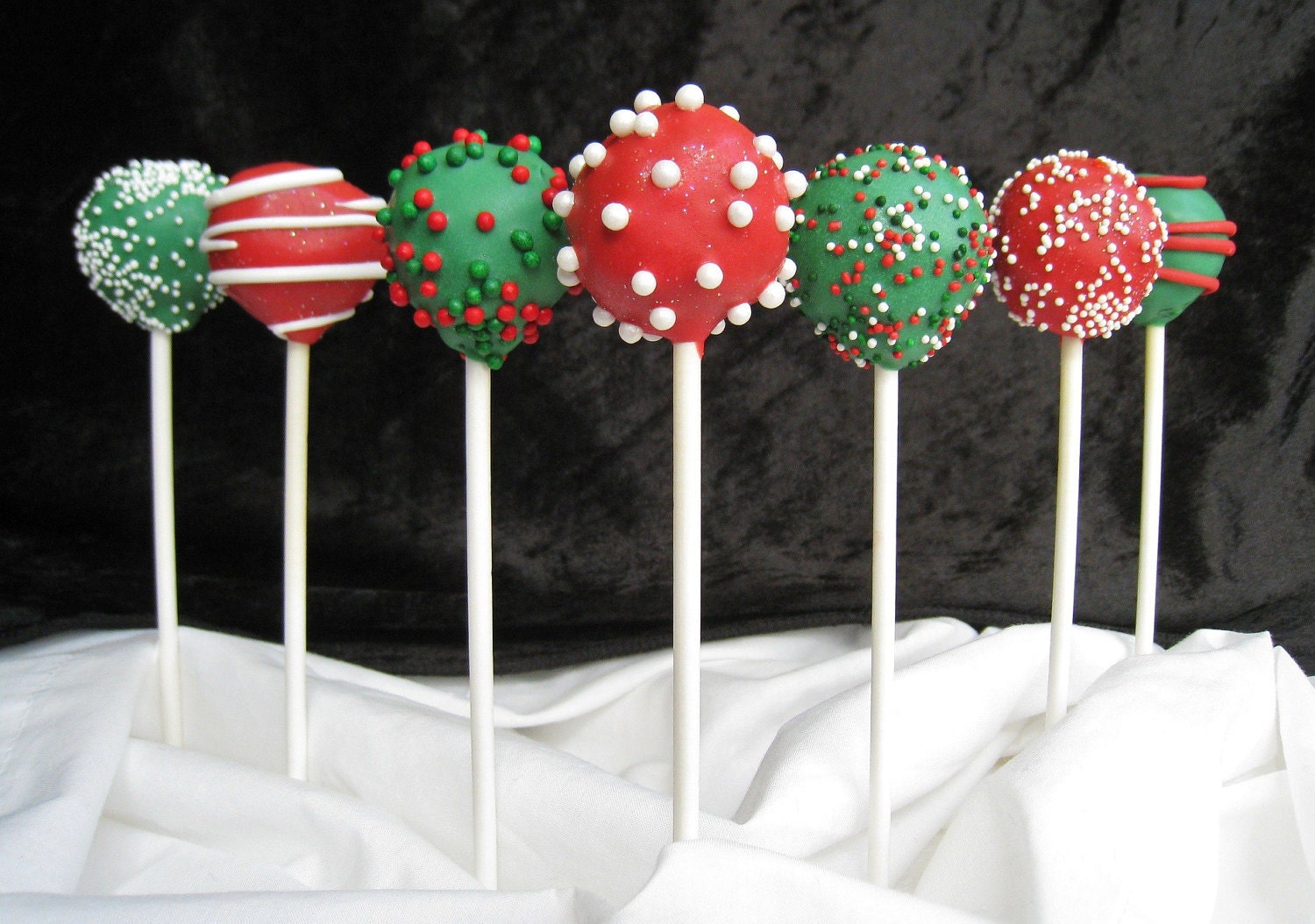 Cake Pops: Christmas Cake Pops Made with High Quality Ingredients.