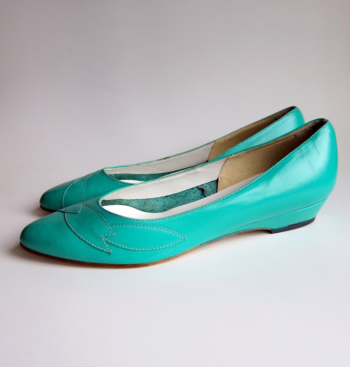 Vintage 1980s Shoes / TURQUOISE SEAFOAM GREEN Skimmers Ballet Flats Size 7 1/2 Deadstock