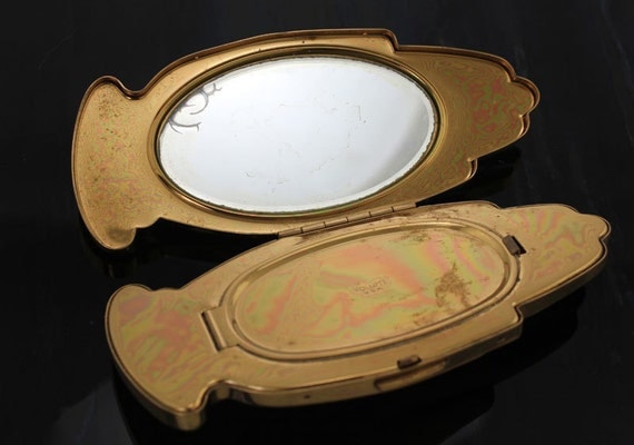 Volupte Hand Compact 1940's Classic "Golden Gesture"