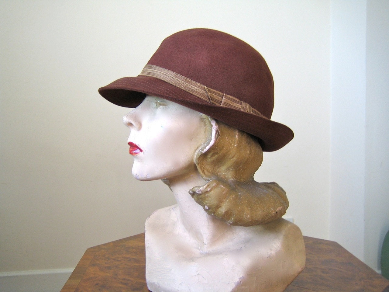 1930s hat - sporty chestnut brown with lovely band -  21" - never worn.