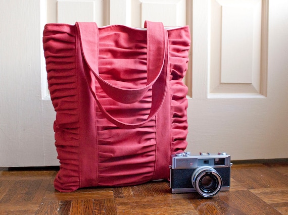 Red shoulder bag with ruffles