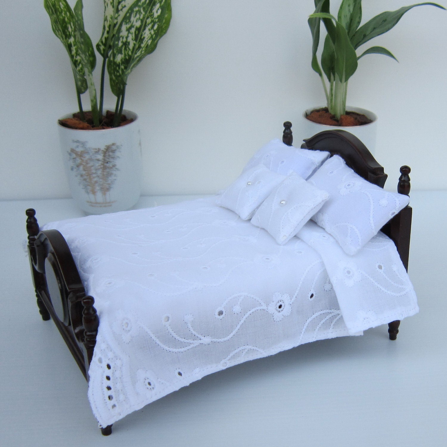 NEW Miniature Dollhouse Luxury  White eyelet Bedding set for Double bed12th scale