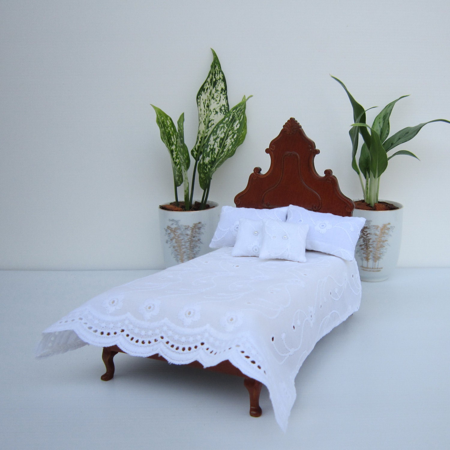 NEW Miniature Dollhouse Luxury  White eyelet Bedding set for Double bed12th scale