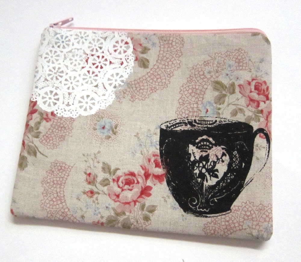 Pouch Teacup and Lace on Floral Linen