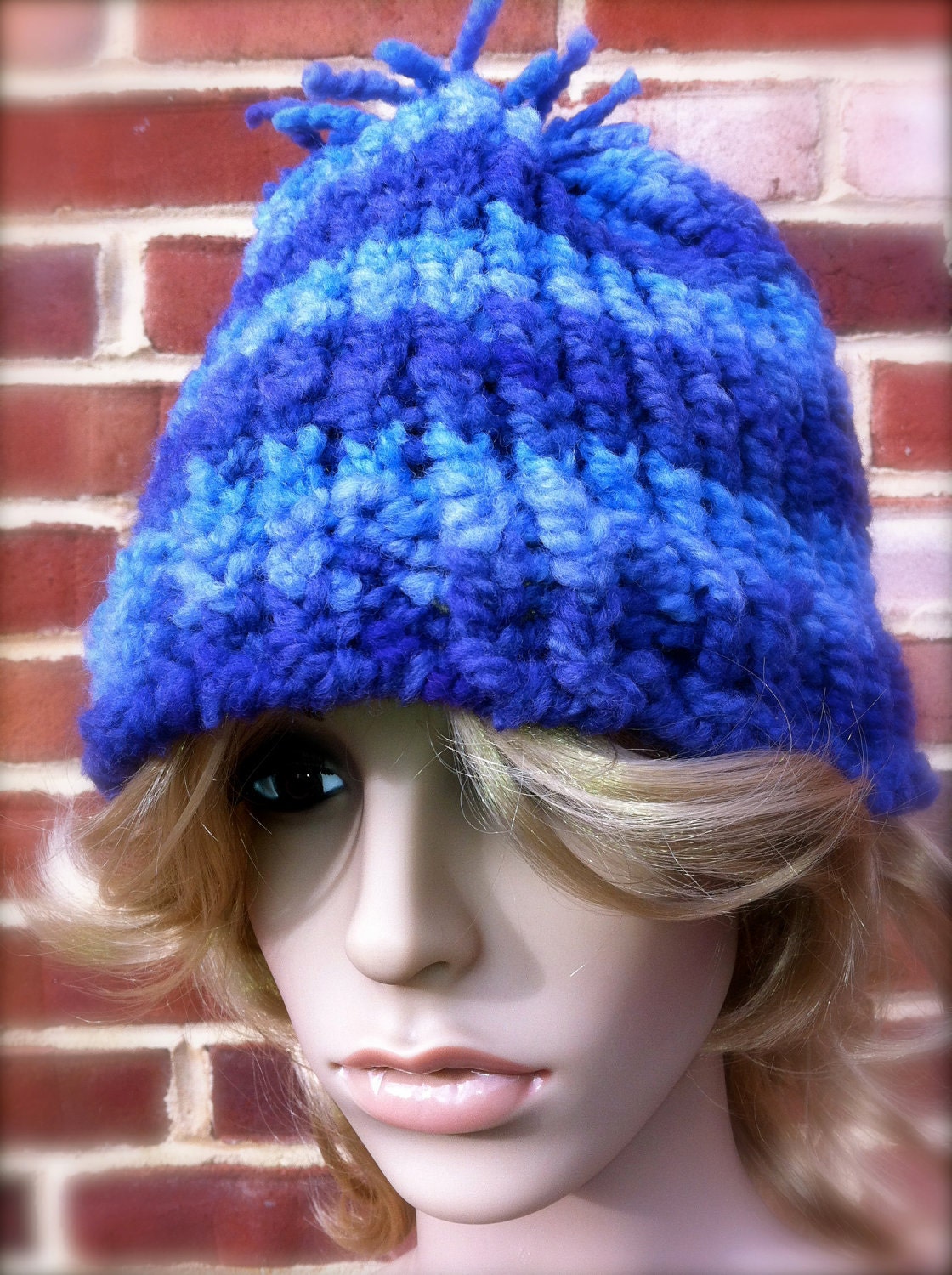 Knit hat in multicolor blue with Pom