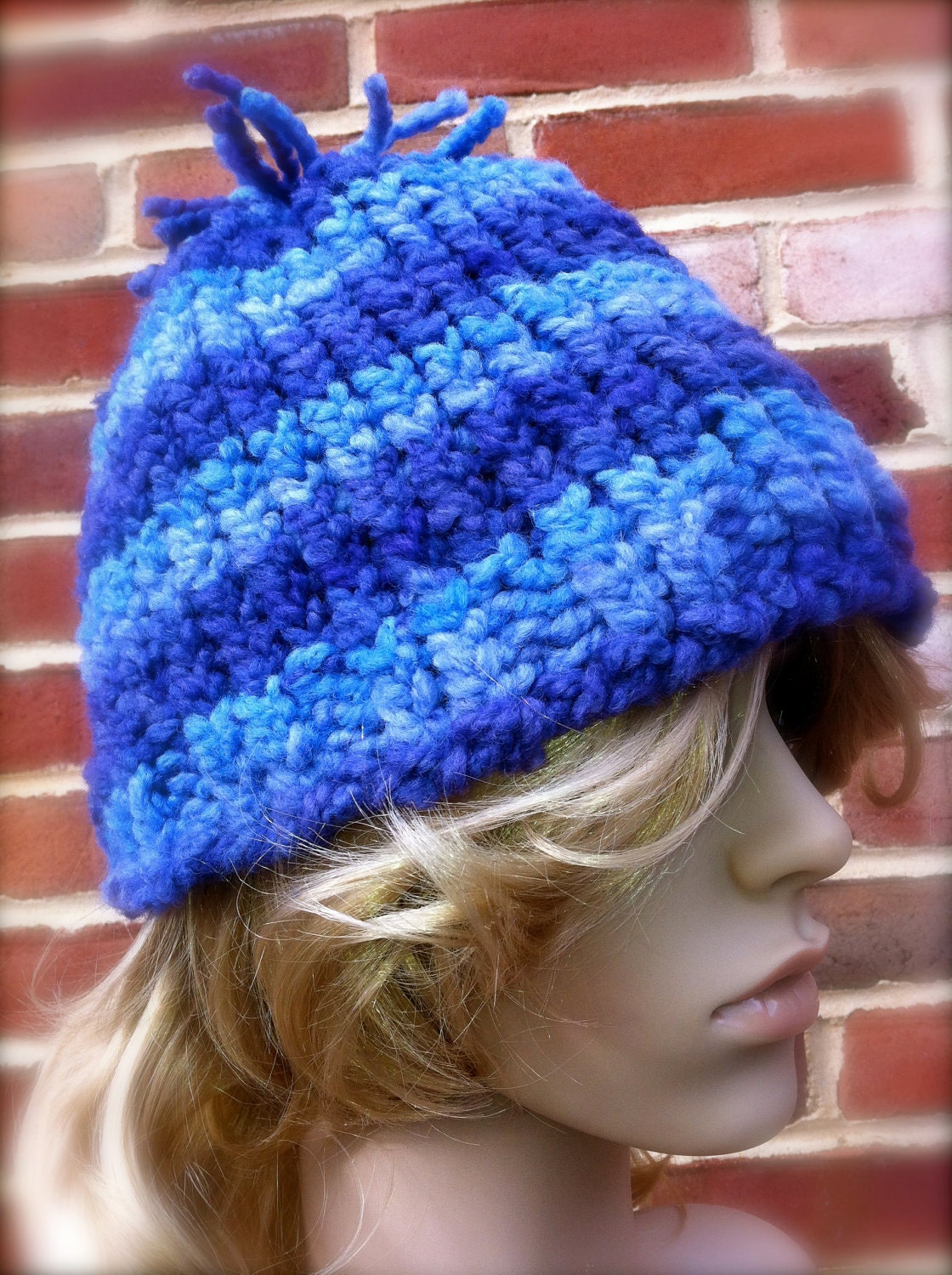 Knit hat in multicolor blue with Pom