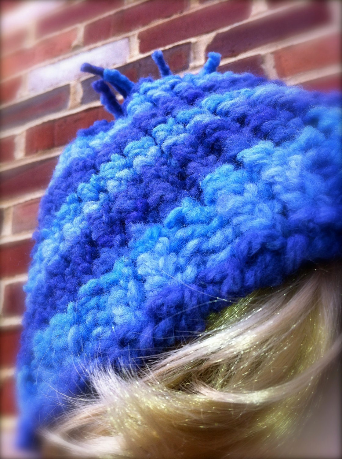 Knit hat in multicolor blue with Pom