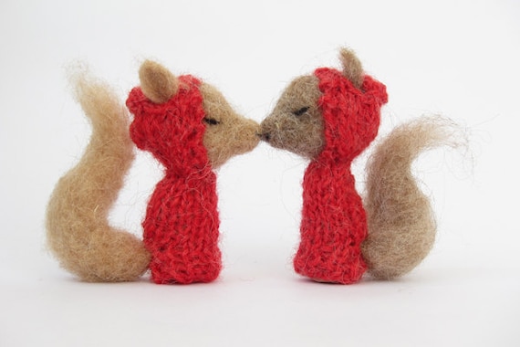 VALENTINES DAY GIFT Woodland Squirrel Valentines Finger Puppets, needle felted, red