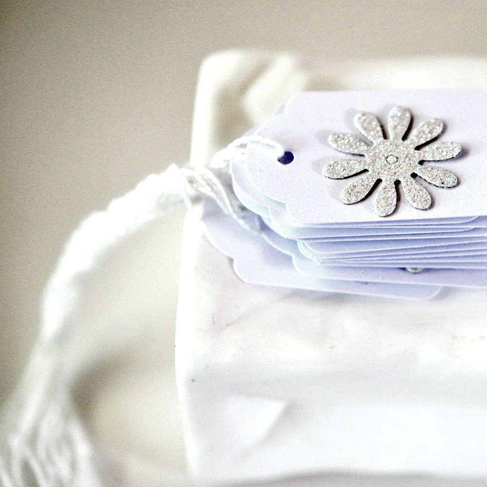 12 White Glittery Daisy Mini Tags Threaded White