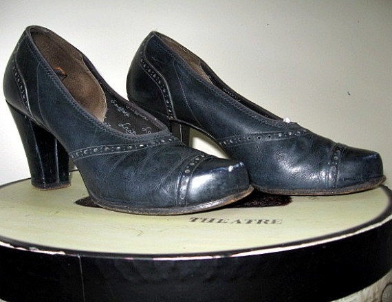 1940s vintage blue cuban heel shoes vintage 40s bump toe cuban heeled shoes navy blue pumps crawford era