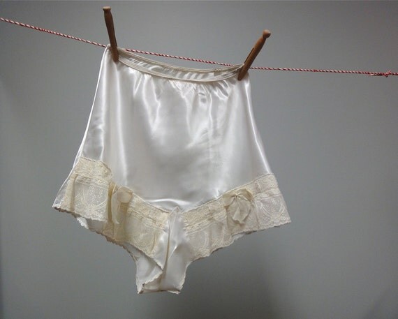 1930s 40s Rayon Satin Tap Pant, Ivory White with Beautiful Lace. Knickers, Bias Cut, Big Bows