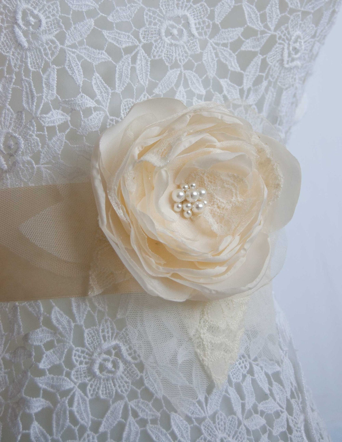 Cream bridal dress sash belt , flower sash, vanilla cream wedding belt with lace, tulle leaves, pearls