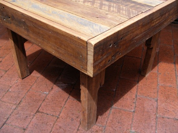 A LA VENTA. Rústico Fin de madera reciclada de Mesa lateral Mesa 23 "x23" x17 "de alto. Uso al aire libre o bajo techo