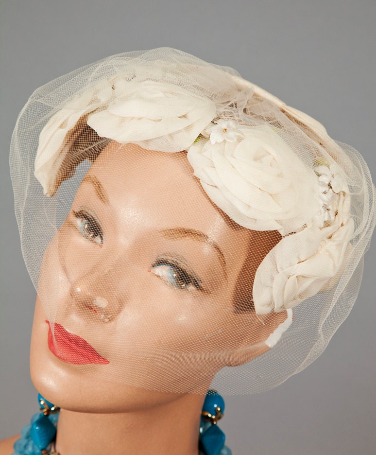 Beautiful Vintage 1950s Ivory Cream Headband Cocktail Hat or Wedding Hat 