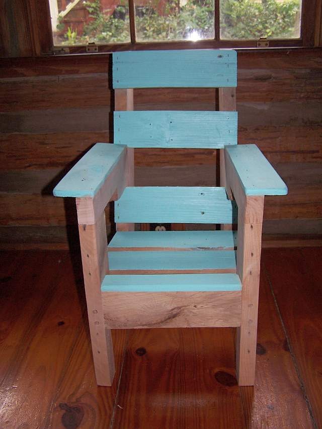 Un conjunto de cuatro sillas infantiles de reciclado / Madera Pallet reutilizada