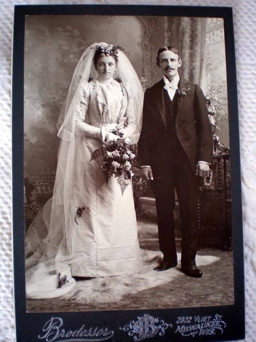 VINTAGE WEDDING PHOTOGRAPH CABINET CARD VICTORIAN BRIDE GROOM