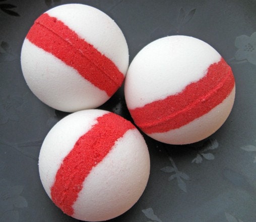 One 4 Ounce Candy Cane Bath Bomb Fizzy