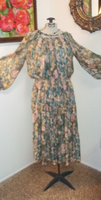 FLORAL Shabby Chic PEASANT  VTG  70s  BOHO hippie PRAIRIE DRESS