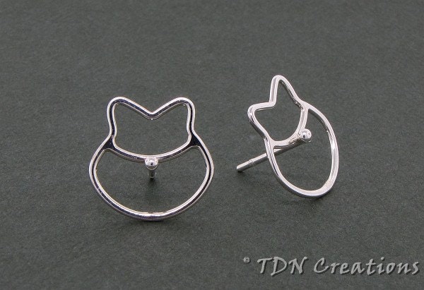 Cat face stud earrings in sterling silver
