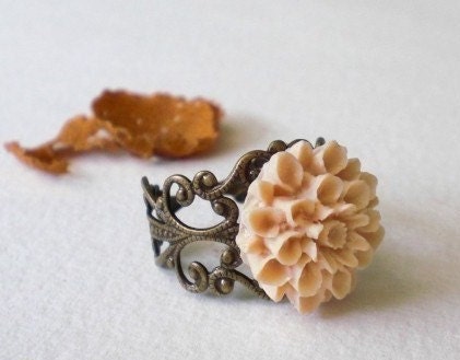 Dahlia Ring in Milk Coffee