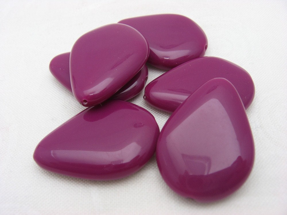 6 Vintage Lucite Grape Teardrop Beads N4