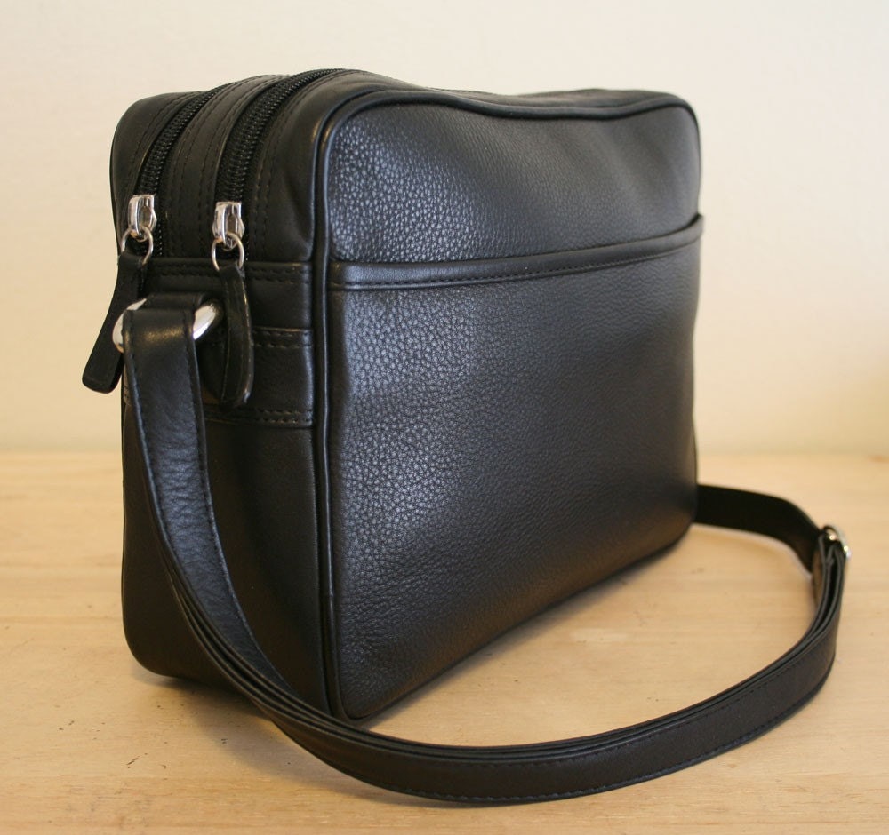 Reserved for Juliana Adam - Vintage looks 1990 Soft Leather Camera Bag, Shoulder bag Classic style