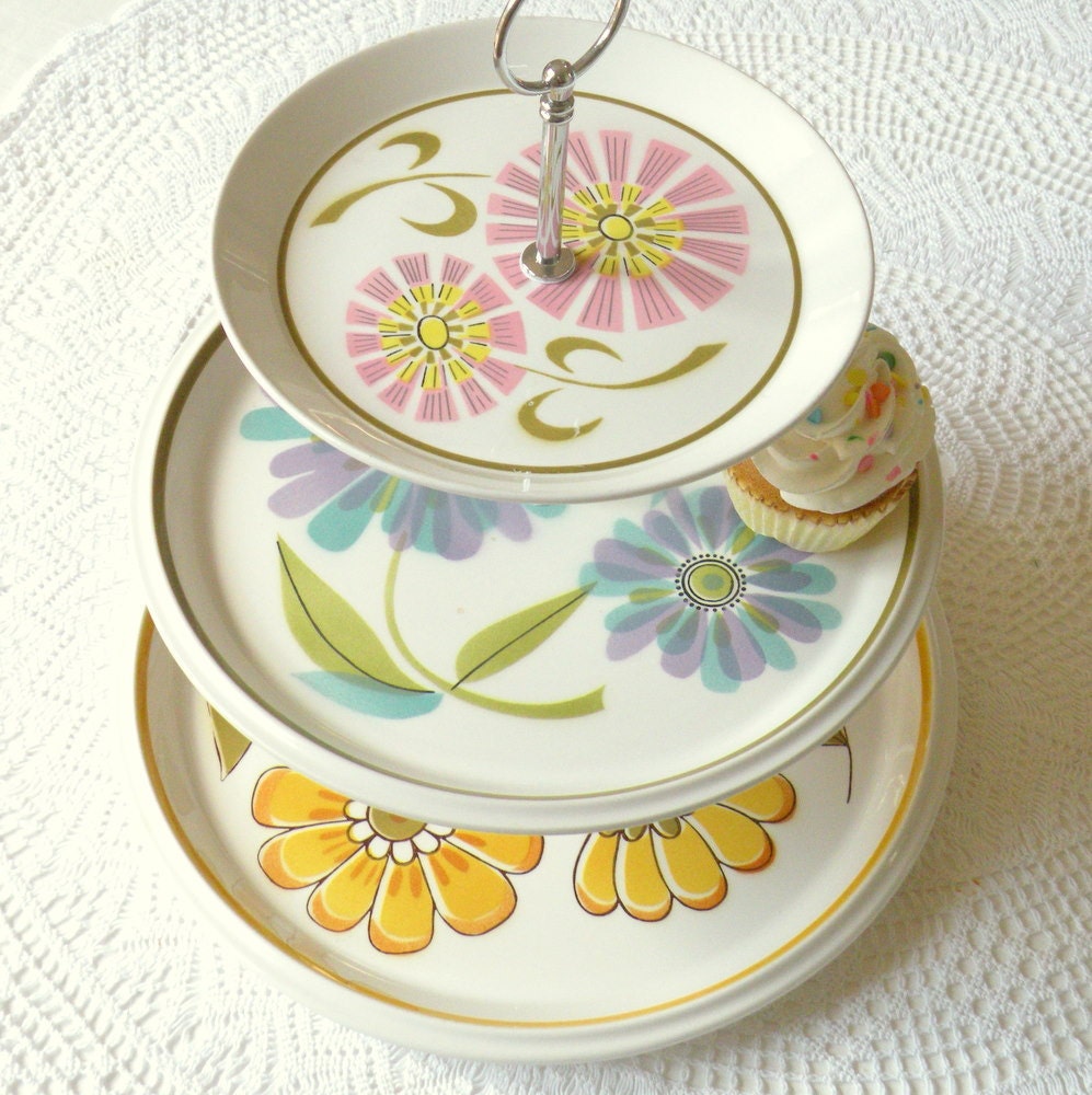 The Mod Hostess Stand, Vintage 60s Midcentury Daisy Plate Centerpiece in Pink, Yellow, Blue & Green for Cocktail/Fondue Party or Cupcakes