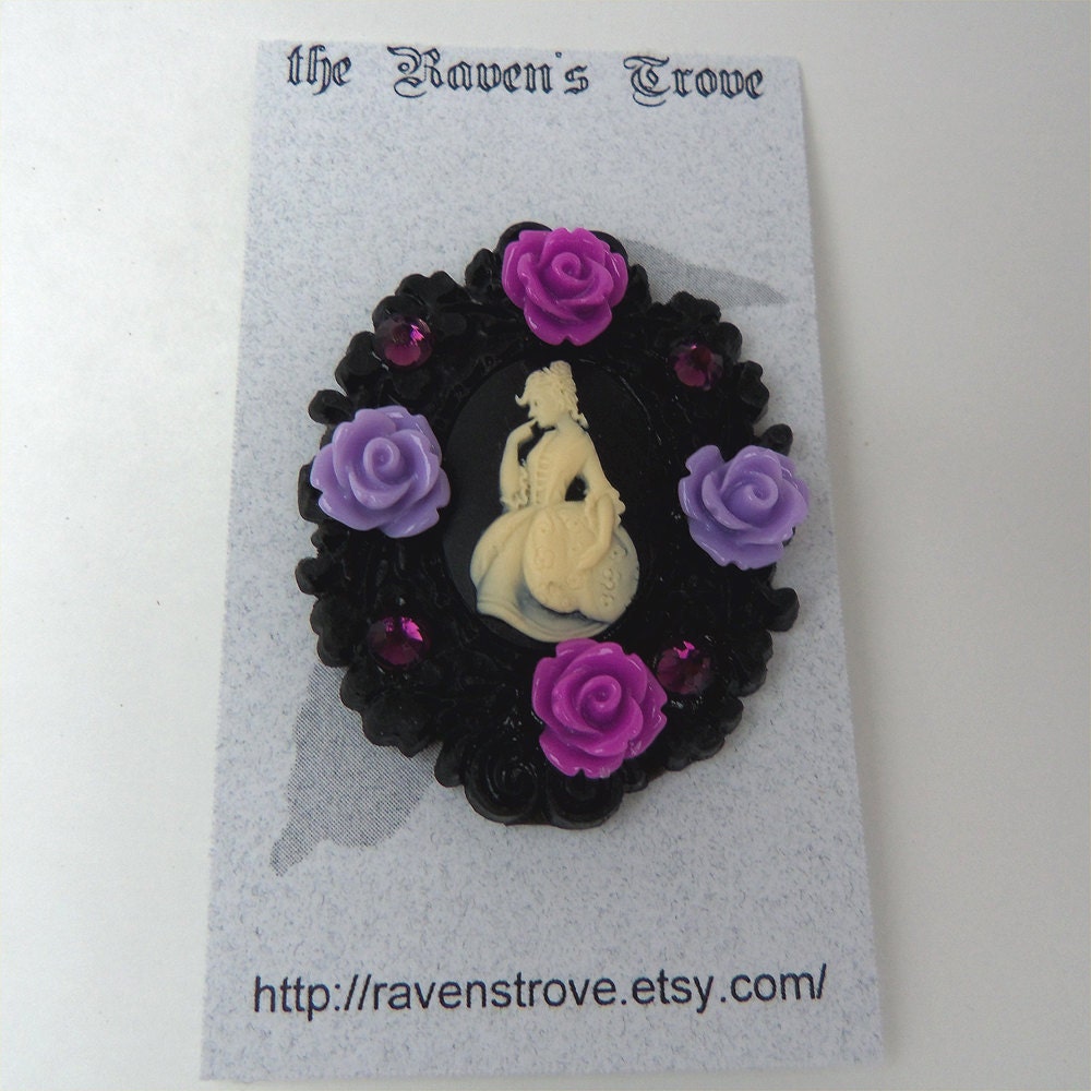 Colonial Lady Cameo Pin