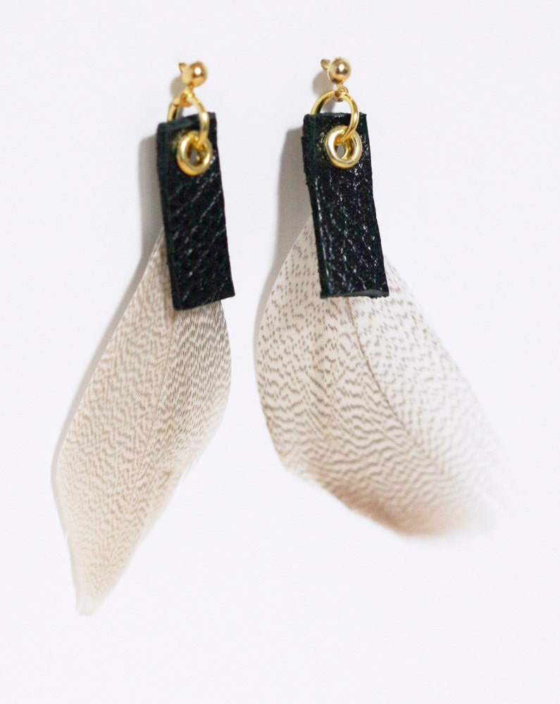Earrings with feathers and black leather : Itro