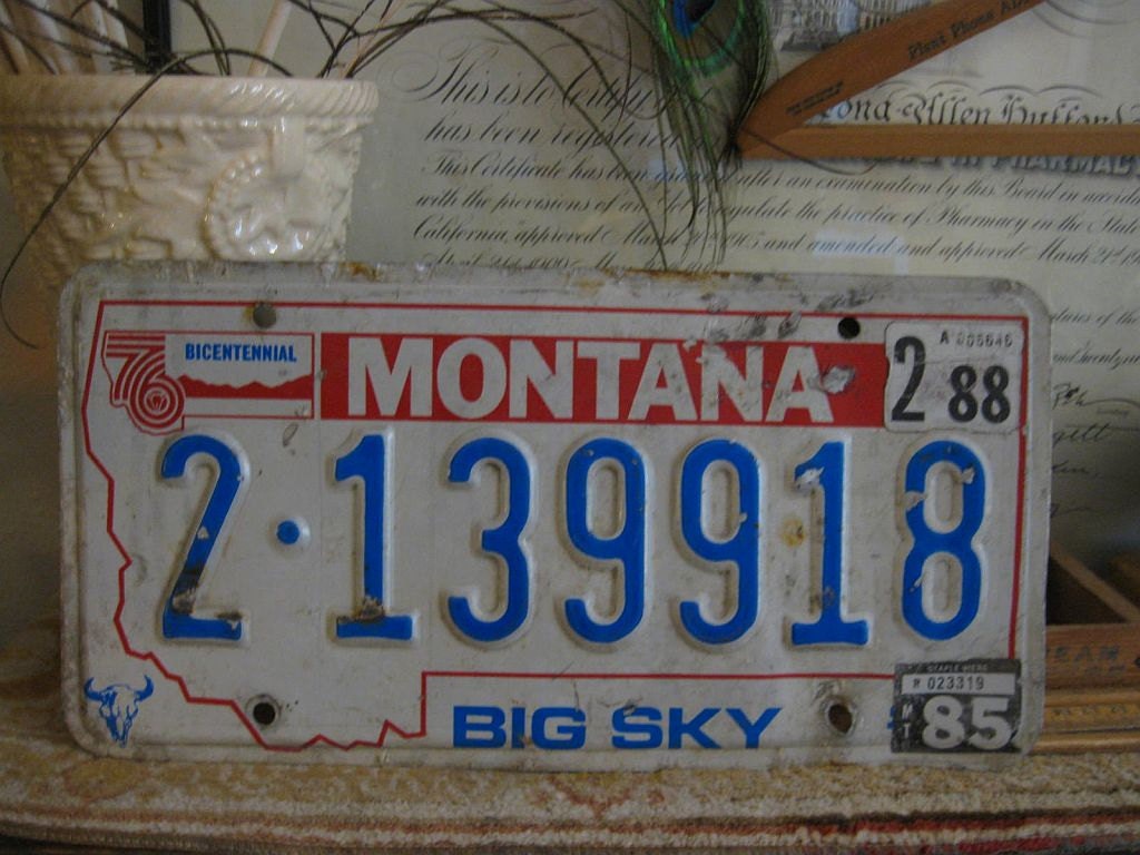 Vintage Wyoming License plate clock