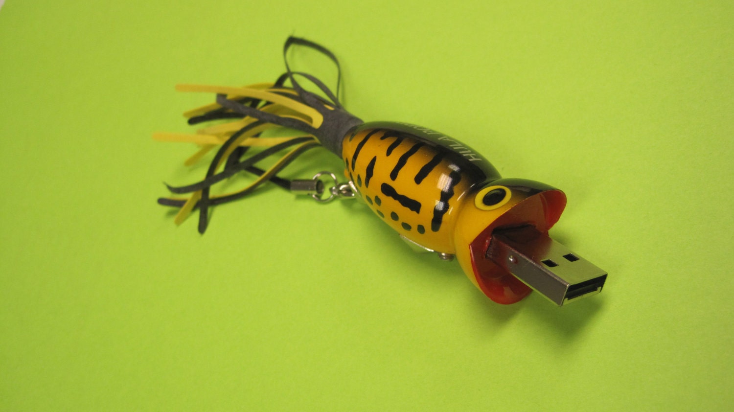 Flash Drive Fishing Lure 4 GB USB Thumb Drive - Black / Yellow Flashy Fish Drive Fisherman Gift
