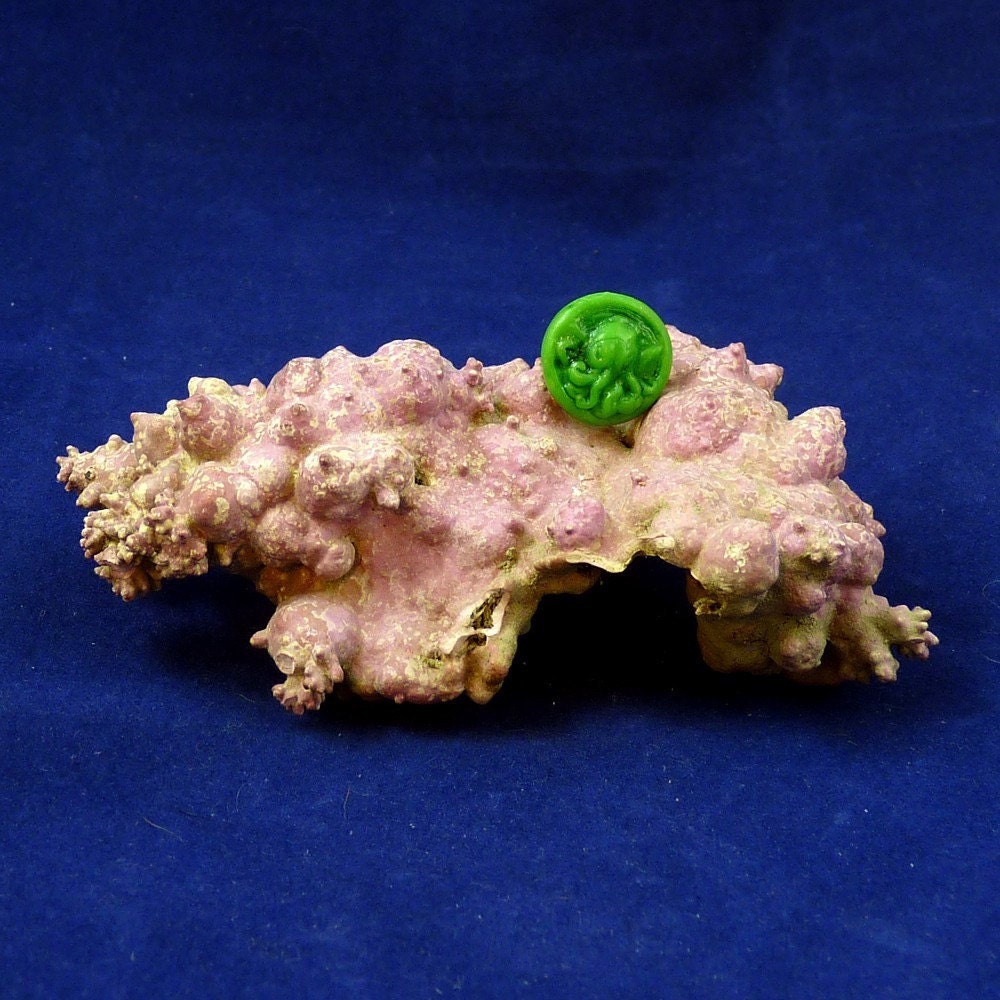 Bright Green Cthulhu Cameo Pin - Polymer Clay Lovecraft Jewelry